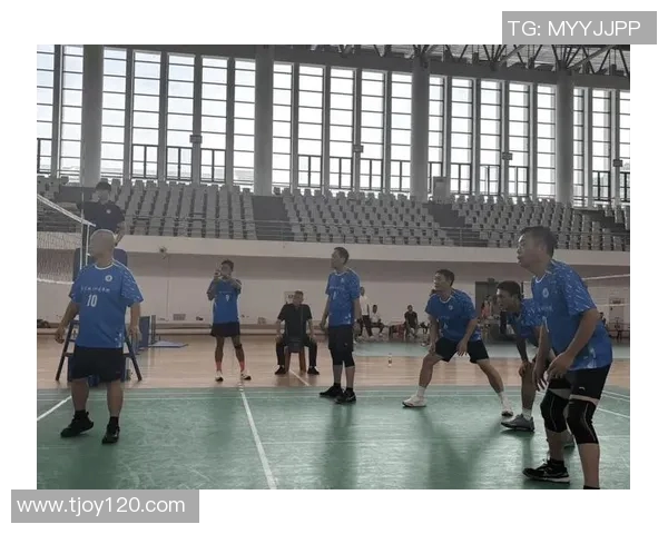 重庆排球队耐力变革引发热议展现新风貌与竞技精神 重庆排球队耐力变革引发热议展现新风貌与竞技精神